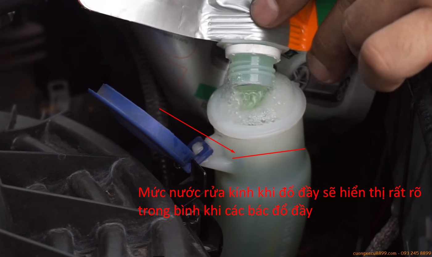 Cách châm nước rửa kính xe ô tô