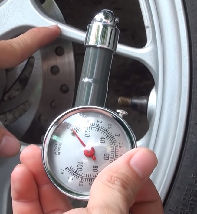 đồng hồ đo áp suất lốp xe ô tô
